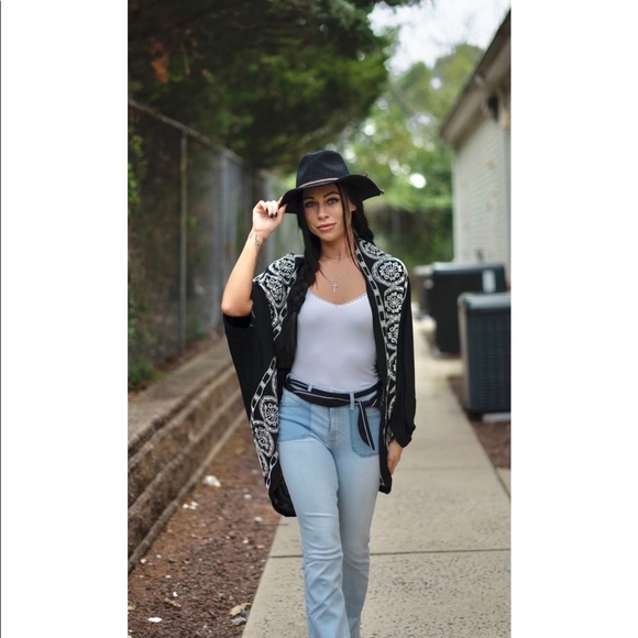 Embroidered Black and White Border Kimono - Picture 10 of 11